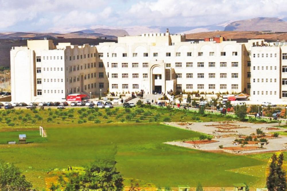 توضح الصورة المبنى الخارجي لجامعة الطفيلة التقنية ، وموضوح فيها المرافق والساحات الخارجية